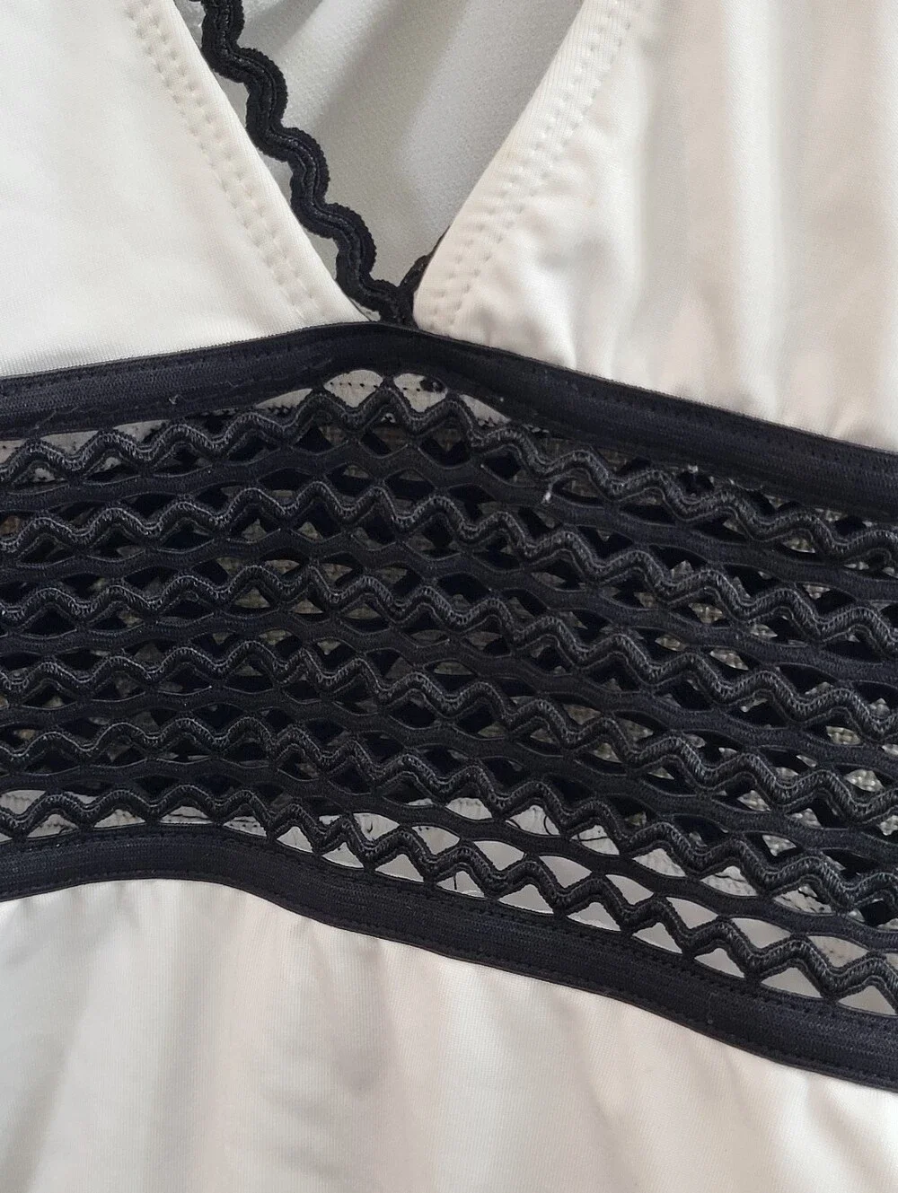 Kenneth Cole Mio Black White Color Block Crochet 1pc Swimsuit Tummy Cont Size M